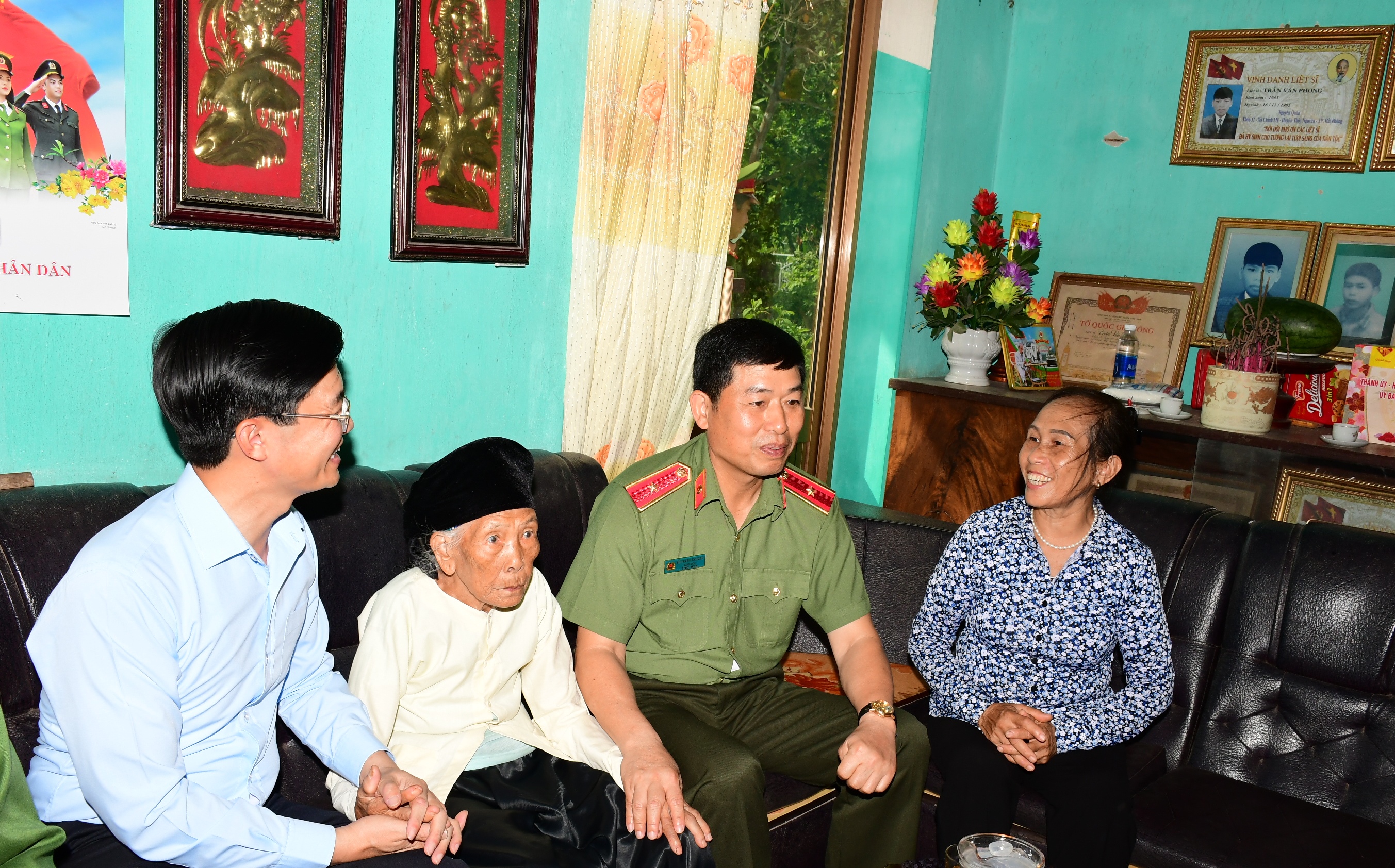 Thiếu tướng Vũ Thanh Chương, Giám đốc CATP thăm và tặng quà gia đình người có công tại huyện Thủy Nguyên